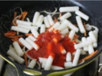 step7: 將年糕倒入鍋內，加入辣醬包