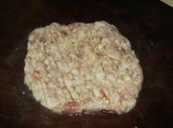 step1: 先把五花肉去皮然後剁碎，肉肥一點較好，剁的時候把大蒜瓣加在一起剁。注意肉的顆粒不要太細