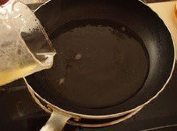 step3: 將昆布柴魚高湯加入平底鍋內，加入生抽、酒、砂糖，加熱開始煮