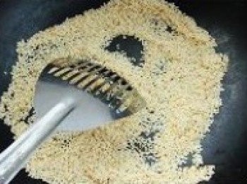 step6: 鍋內放芝麻略炒一下