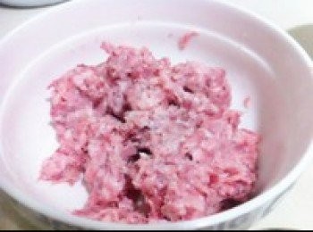 step2: 大火燒熱炒鍋，倒入色拉油，油微熱放入豬絞肉快速炒散，肉變色後加入生抽和白砂糖炒勻，盛出備用