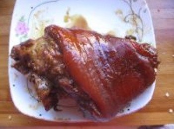 step12: 中火醬製半小時約，待豬腳入味；皮肉棗紅色時，即可轉大火收汁。放至微涼，去掉棉線即可食用。