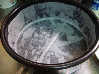 step3: 這配方剛好做一個8吋蛋糕ˊ固定圓型模先刷上薄薄一層奶油
(配方份量外) 
再於模內周圍ˊ圍上烘焙紙(整組剪裁好的在大創有售ˊ只要39元) 
如果是用活動模記得外部底層先用錫箔紙包覆好ˊ 
(因為輕乳酪蛋糕需隔水烘烤喔)...要包覆完整ˊ烘烤時底層才不會浸水