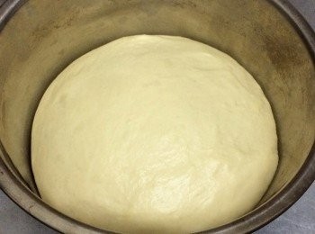 step5: 【<span class="group_3">麵包麵團</span>】作法：
將除了無鹽奶油外之所有麵團材料，混合後搓揉至「出筋」（麵團不易拉扯斷）