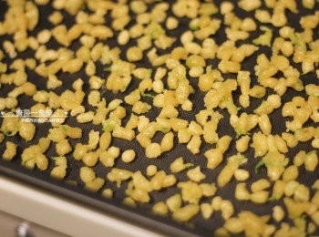 step4: 將塑膠袋一角剪開，擠出一小顆一小顆的<span class="group_1">菠蘿酥粒</span>備用。

**若是天氣太熱，請先將做好的酥粒放冰箱冷藏，以免奶油融化。**