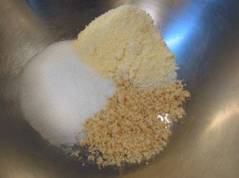 step3: 細糖，杏仁粉，堅果碎，放入鍋中，混合均勻。