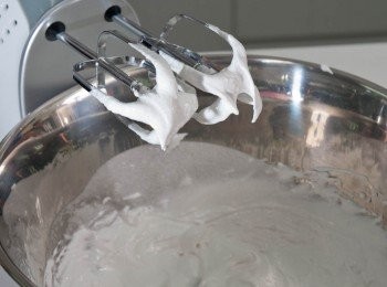 step3: 蛋白霜加1大匙水及糖用打蛋器打成固態性發泡狀態(蛋白霜拉起企身不掉下為合適)