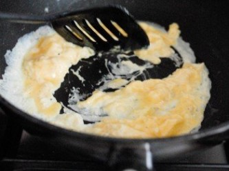 step2: 再下少許油，下雞蛋，炒幾秒至蛋半熟