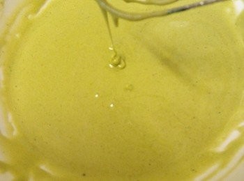 step4: 攪拌後的麵糊狀態偏稠，不稀。