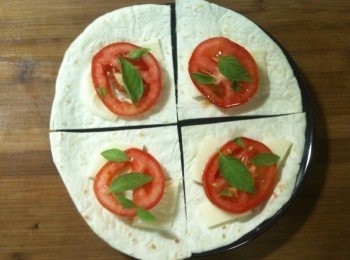 step2: 在墨西哥薄餅皮上舖上Mozzarella乾酪、牛蕃茄片及羅勒葉。