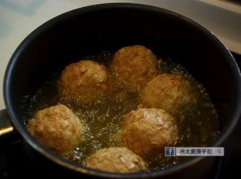 step6: 把3碗油放入煲中燒熱，下蝦丸炸成金黃色，撈起，瀝乾油分，可沾自己喜愛的醬汁食用！