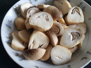 step2: 草菇切片備用