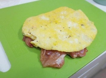 step5: 把雞皮朝下攤平放上切對半的蛋皮~~