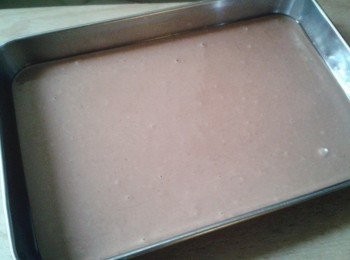 step2: 加牛奶及椰汁拌勻，在蒸盤上塗一層薄薄的菜油，倒入粉漿，用大火蒸15分鐘