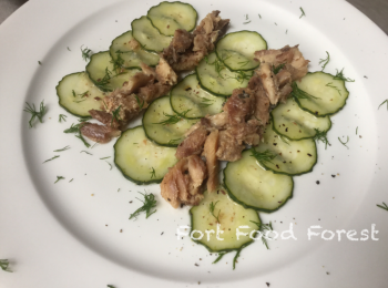 step4: 將青瓜片及沙甸魚塊放上碟, 淋一些罐裏的橄欖油在沙甸魚上. 用刀切或用手搣碎刁草,黑胡椒, 灑上沙律面即成.