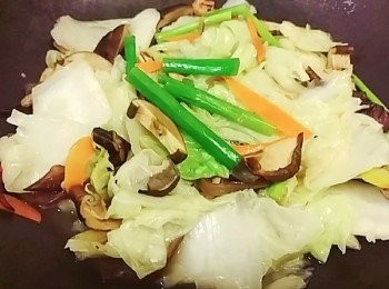 step4: 大白菜略為出水加入鰹魚和露
或是用鹽巴調味也可
起鍋前放入青蔥末段