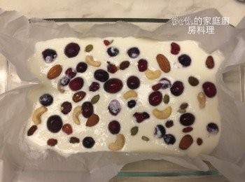 step3: 加入莓果、堅果，放入冷凍庫至結冰，約3-4小時即可