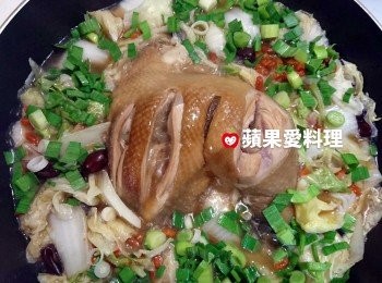 step11: 打開鍋蓋，放入冰糖和蒜苗，蓋鍋蓋煮1分鐘。