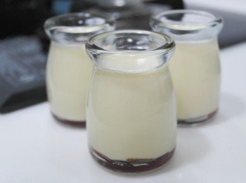 step7: 接著將拌好的雞蛋牛奶液過篩2~3次後倒入布丁杯中。雞蛋牛奶液表面的小氣泡用牙籤戳破，緊緊用鋁箔紙包住杯口。