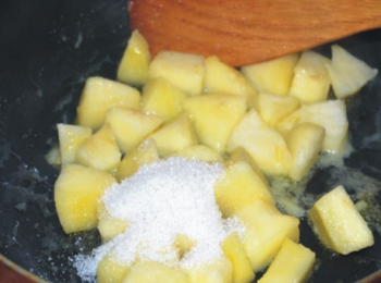 step3: 加入白糖翻炒。