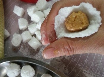 step12: 將西米皮壓平,搓成窩,包入一粒餡,用手的虎口位轉圈,搓圓,(要用陰力,否則西米皮易爆開,)