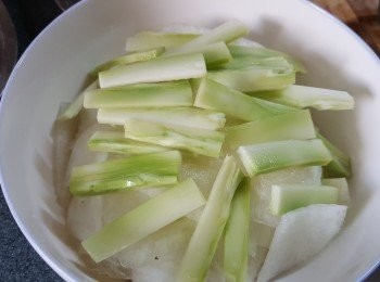 step12: 當所有蓮子排好後,中間排上剩餘的冬瓜片及西蘭花蕊,然後蓋上碟,用中火蒸30分鐘