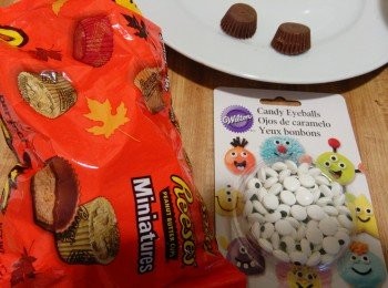 step5: 装饰材料，Reeses chocolate(蜘蛛身）,也可用其它圆型的巧合力当身体。candy eyeball(蜘蛛眼）,适量巧克力(50g)隔水煮溶拿来画蜘蛛脚。