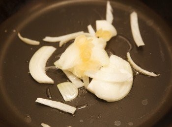 step1: 起油鍋，先將大蒜與洋蔥下鍋爆香。