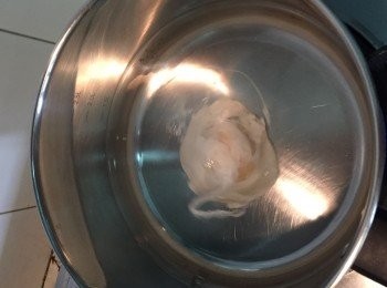 step6: 把水煲滾後，放入白醋（作凝固蛋）及鹽，調到小火後攪至漩渦才倒入全蛋，蛋倒入後讓它靜止，約6分鐘後蛋白全變白，就可乘起蛋用手指按蛋黃感受是否有蛋液的感覺，便可關爐。