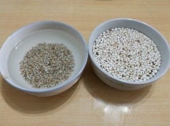step1: 把生薏米和熟薏米用清水浸一小時。