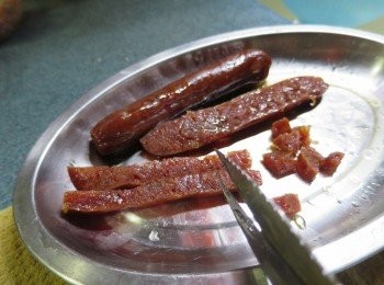 step4: 臘腸蒸15分鐘後,每條用較剪剪開4邊,再剪成粒待用(臘腸可於蒸糯米飯最後15分鐘時放上飯面一齊蒸)