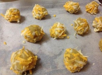 step3: 揑成球，擺上起司絲