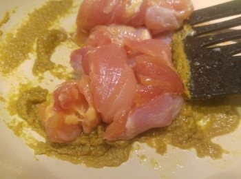 step4: 加入雞肉炒到半熟後加入其他魚露,糖,鹽,椰漿和慢慢加入熱水覺得足夠就可以了。(可試味)