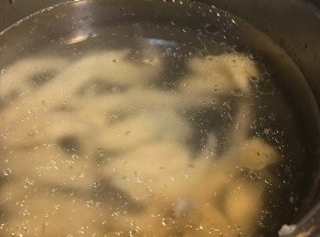 step2: 煲滾水, 加鹽同油, 用筷子逐少夾麵糊落煲, 小火煮至麵疙瘩浮起. 
最後放落已番熱好既蕃茄薯仔湯 (剩食)同食.
