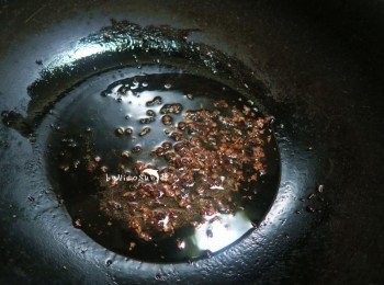 step1: 小火爆香花椒出香味.撈起