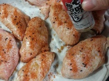 step2: 將醃好的<a href="https://bit.ly/3zHU5V3" target="_blank" data-keyword="雞翼" class="guide-link"><strong>雞翼</strong></a> <span style="display:inline-block;vertical-align:middle;margin-top:-3px;color:initial;border-radius:3px;padding:2px 3px;font-size:12px;line-height:14px;background:#87d300;color:#fff;">即買</span> 放上牛油紙上,將<a href="https://bit.ly/3zHU5V3" target="_blank" data-keyword="雞翼" class="guide-link"><strong>雞翼</strong></a> <span style="display:inline-block;vertical-align:middle;margin-top:-3px;color:initial;border-radius:3px;padding:2px 3px;font-size:12px;line-height:14px;background:#87d300;color:#fff;">即買</span> 兩邊灑上七味粉(如喜歡較辣可灑多些)