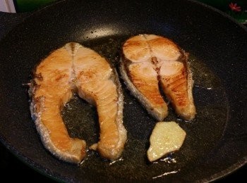 step5: 煎梗時候不要郁三文魚扒呀，要煎完一面熟，又見金黄色先可以，反轉魚另一面去繼續煎，完全熟透，又金黄色就可以放上碟子上。