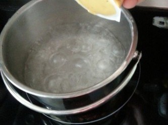 step1: 將500ml水煮滾,加入濃湯寶煮溶待用