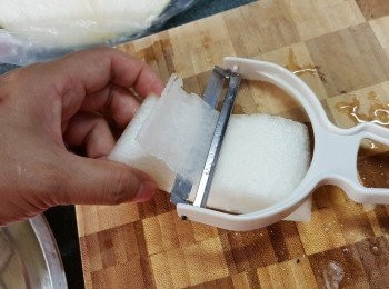 step8: 當刨到一半時便可以按住頂部刨到最尾,再一開二成長條形狀