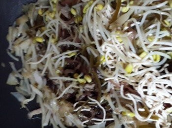 step3: 將所有備料到入(除芹菜外)一起拌炒加上少許鹽