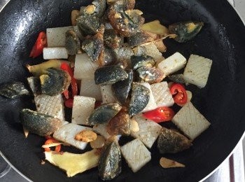 step5: 接著加入皮蛋讓所有的料燒一下後，加入醬油、米酒、砂糖調味，最後起鍋前加入九層塔翻炒一下即可起鍋。