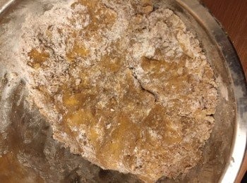 step5: 粉類分三至四次放入糊狀內搓勻。