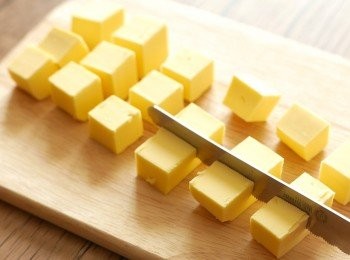 step1: 撻皮做法（步驟1-6）：
把牛油切成小方塊，放入雪櫃中備用。