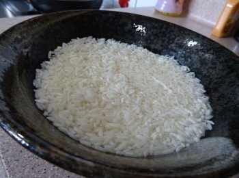 step1: 糯米之前一晚用冷水浸泡