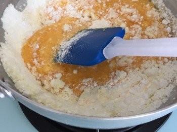 step1: 1. 首先預備奶皇饀: 將材料A及B分別拌勻,加入小煲中以細火煮熱,邊煮邊攪拌,小心火太大會煮燶