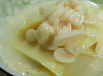 step6: 將豆花舀出，倒入牛奶花生，冰冰涼涼的，超級好吃~