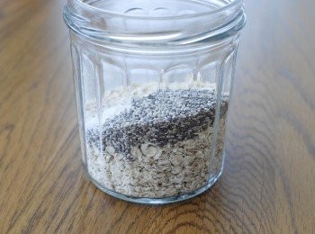 step1: 將燕麥、奇異籽放入玻璃罐內
