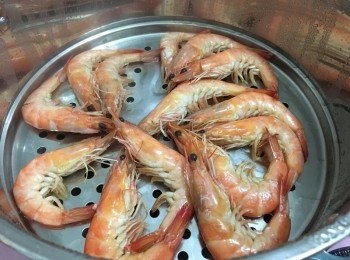 step6: 先蒸海鮮 再接著是肉類 最後是蔬菜