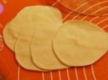 step6: 用擀麵杖擀成餃子皮