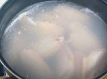 step2: 將<a href="https://bit.ly/3zHU5V3" target="_blank" data-keyword="雞中翼" class="guide-link"><strong>雞中翼</strong></a> <span style="display:inline-block;vertical-align:middle;margin-top:-3px;color:initial;border-radius:3px;padding:2px 3px;font-size:12px;line-height:14px;background:#87d300;color:#fff;">即買</span> 放進開水鍋中灼至變色後撈出，瀝乾水份備用